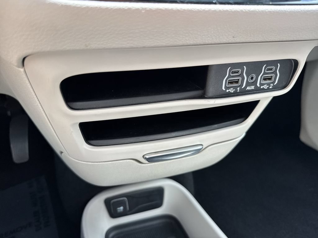 Used 2024 Chrysler Pacifica Touring-L FWD image 53