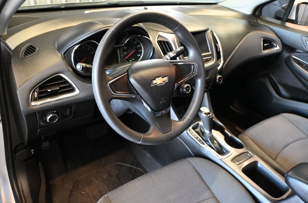 Used 2019 Chevrolet Cruze LS FWD image 9