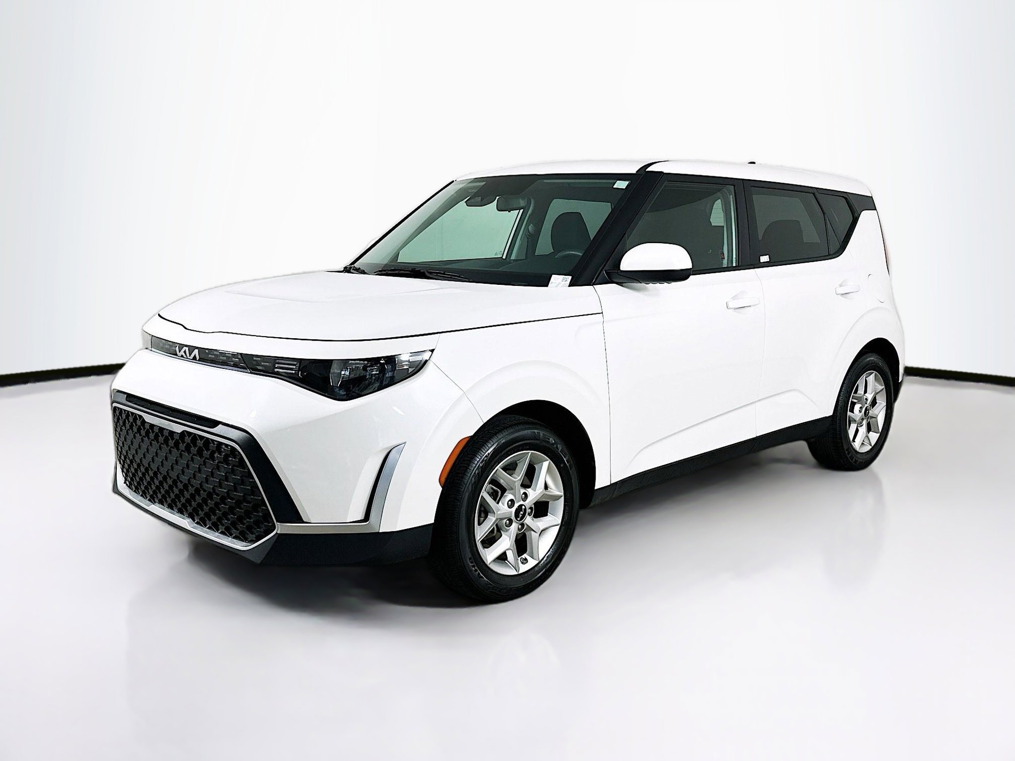Used 2025 Kia Soul LX w/ LX Technology Package image 3