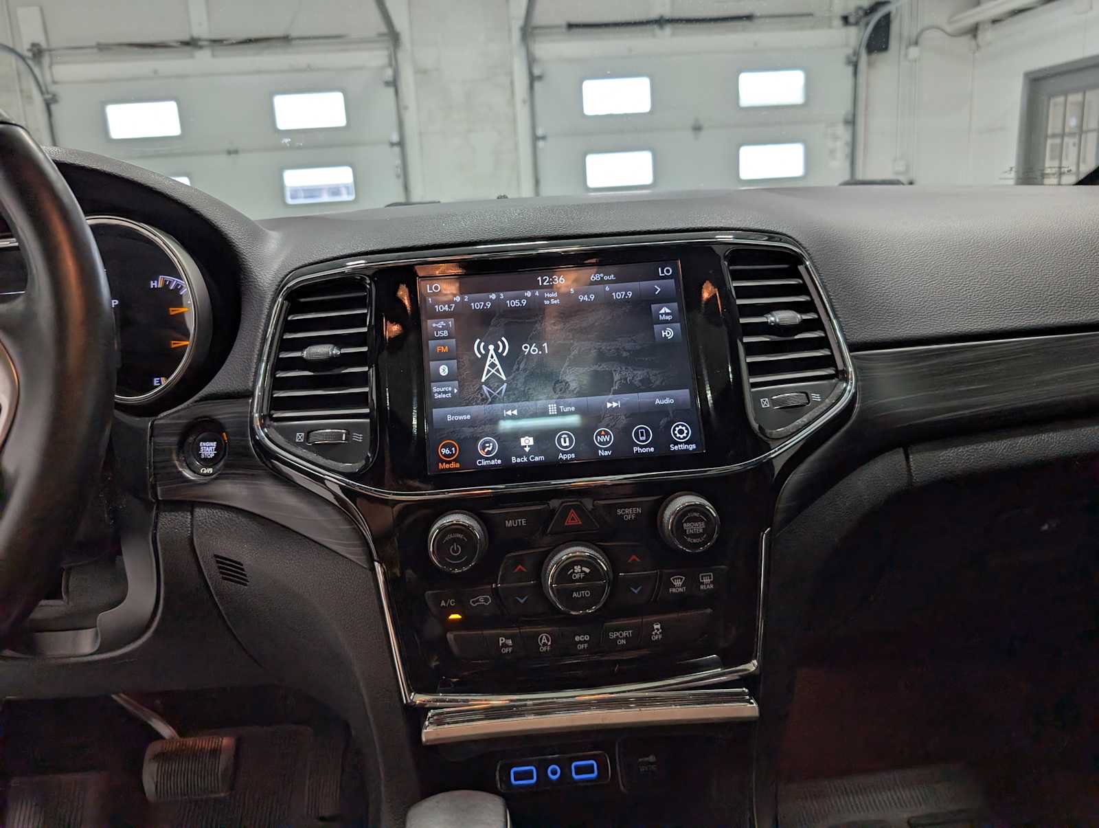 Used 2021 Jeep Grand Cherokee Laredo X AWD/4WD image 31