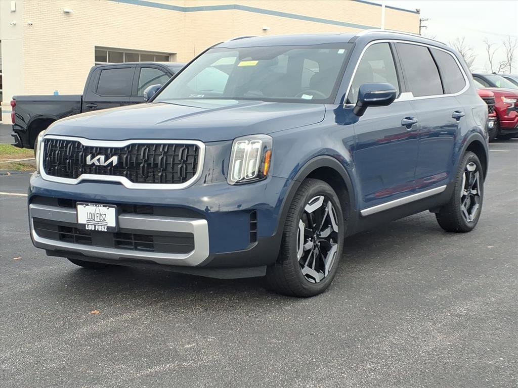 Used 2023 Kia Telluride EX w/ EX Captain's Chair Package image 2