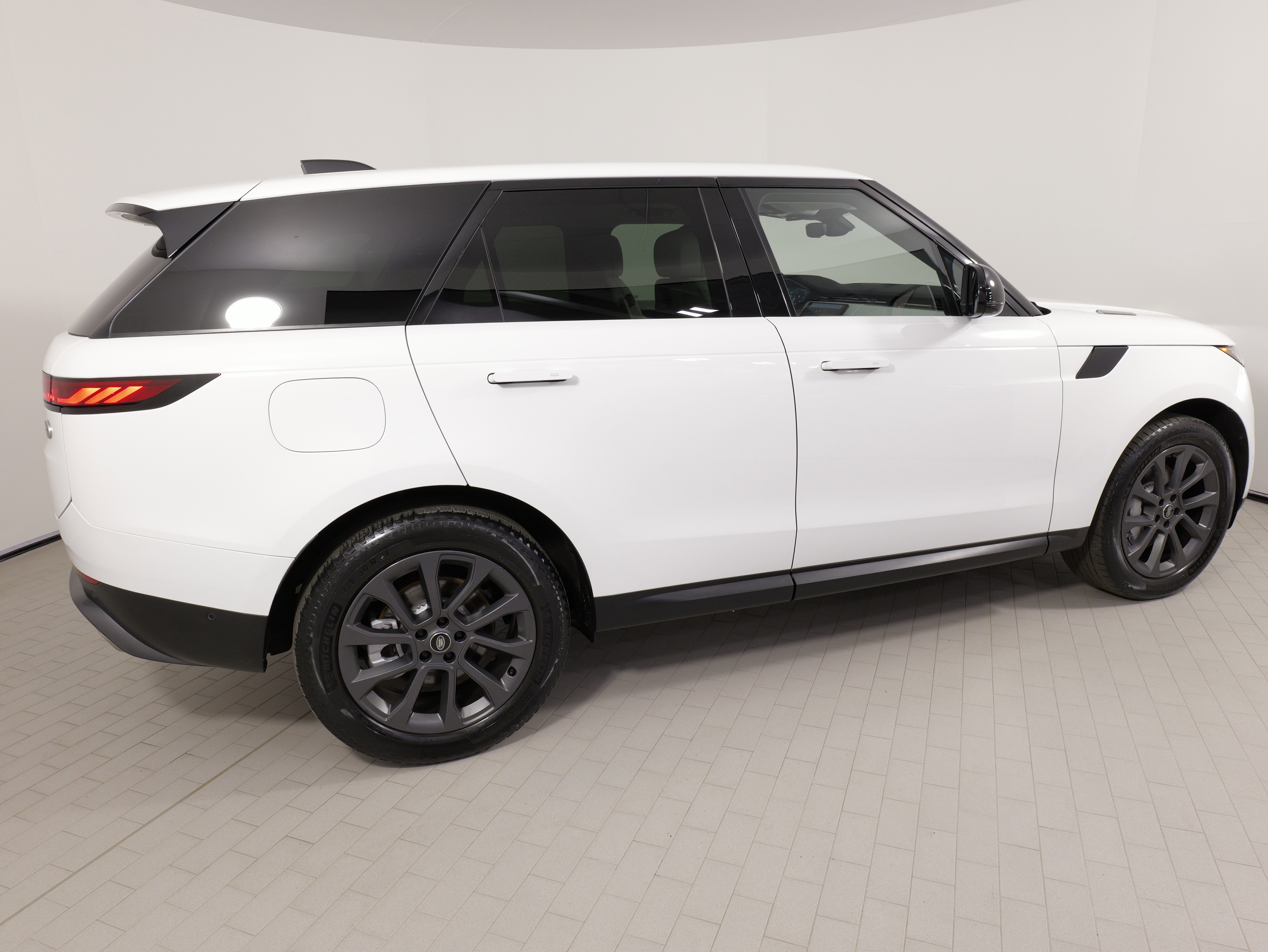 Used 2023 Land Rover Range Rover Sport SE image 10