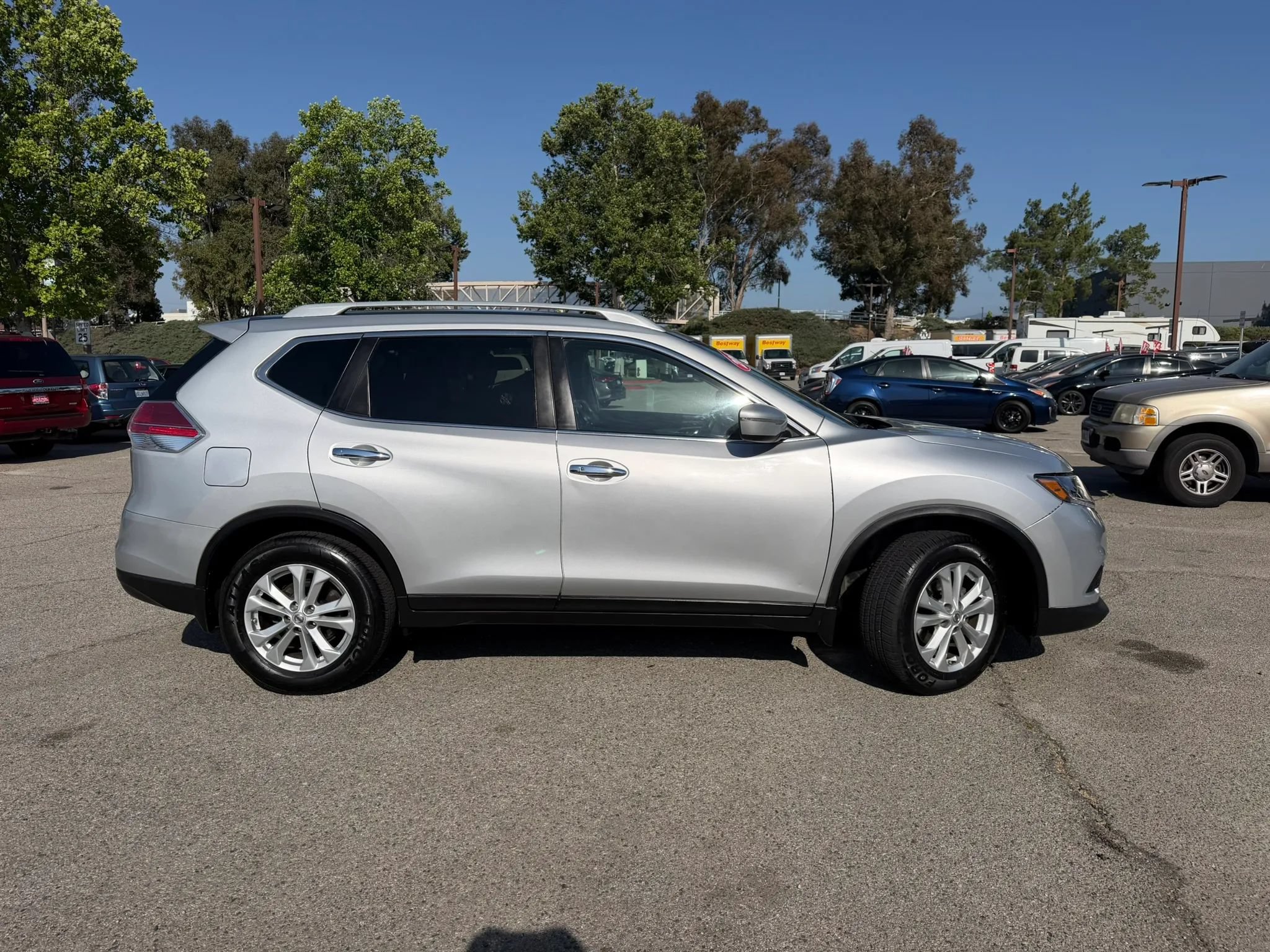 Used 2014 Nissan Rogue SV FWD image 2