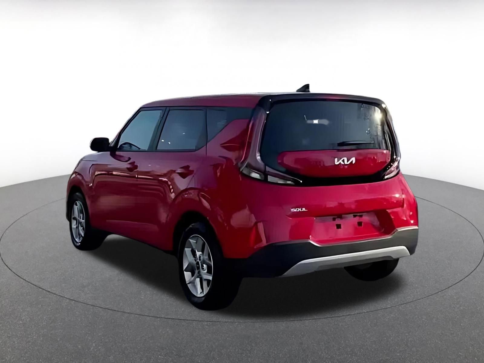 Used 2025 Kia Soul LX w/ LX Technology Package FWD image 8