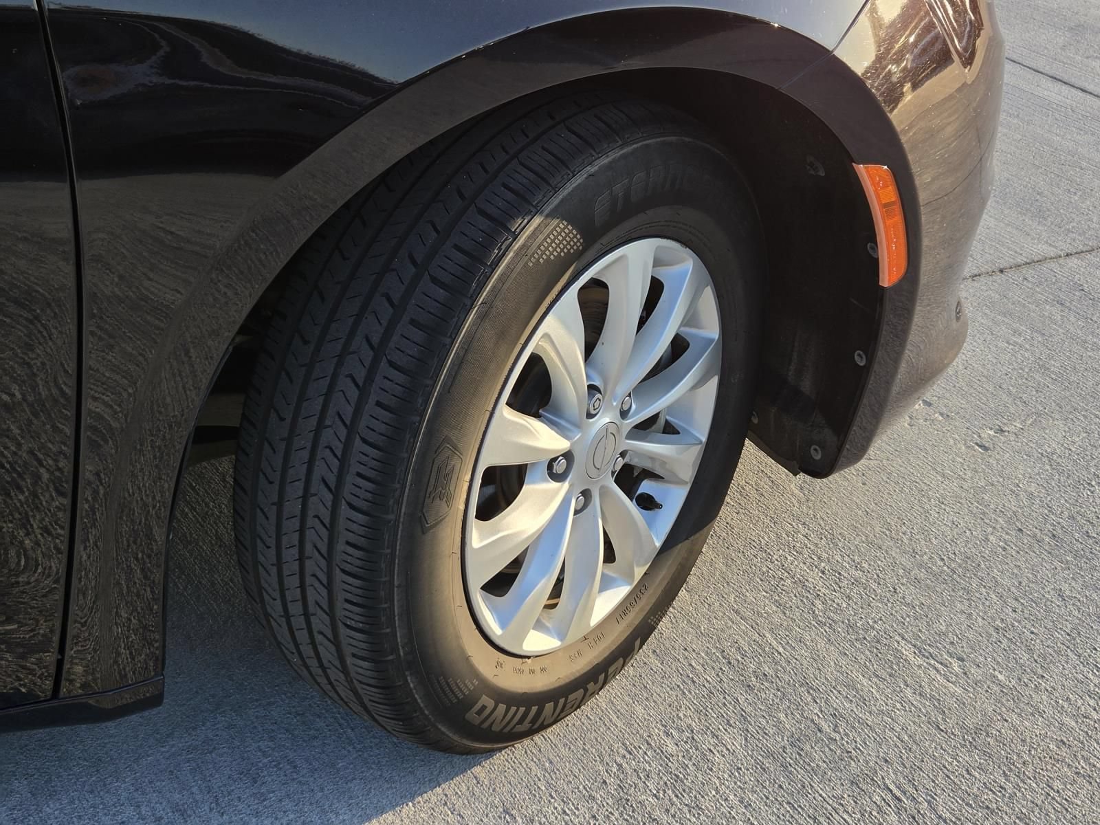 Used 2017 Chrysler Pacifica Touring w/ Tire & Wheel Group FWD image 5