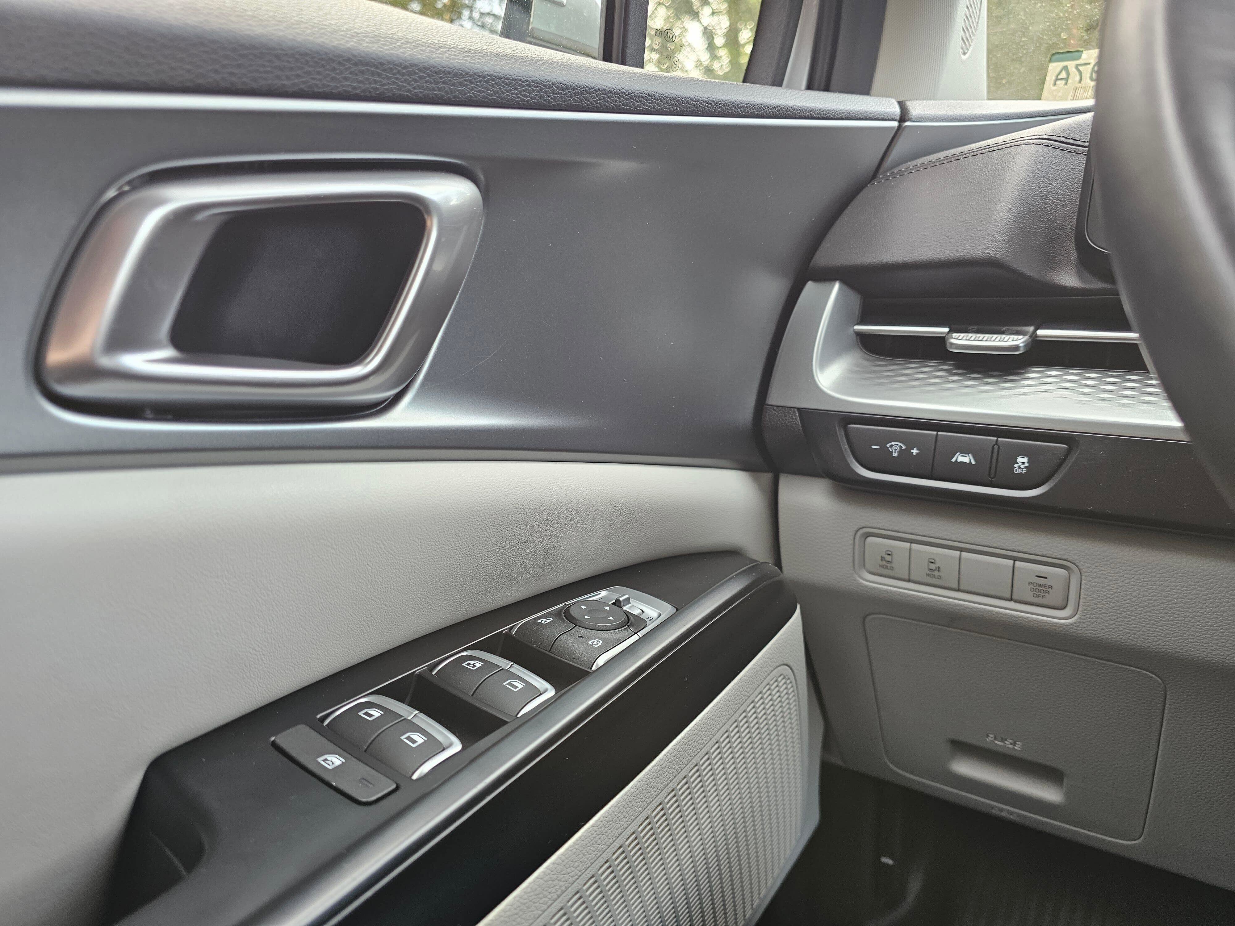 Used 2022 Kia Carnival LX FWD image 30