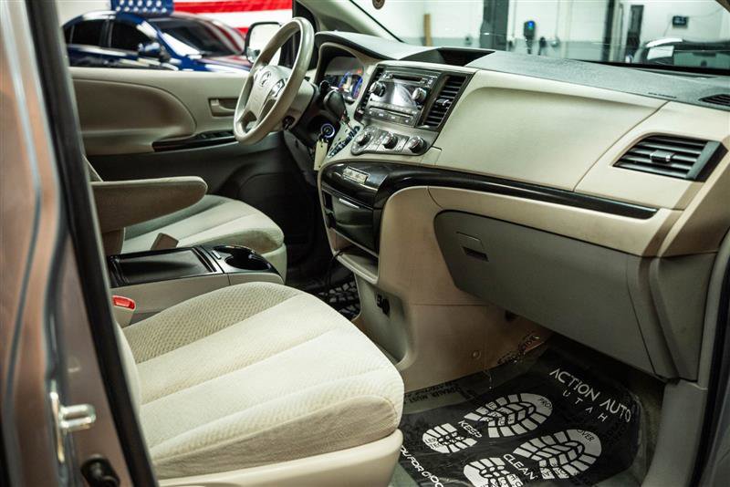 Used 2012 Toyota Sienna LE w/ Towing Pkg image 13