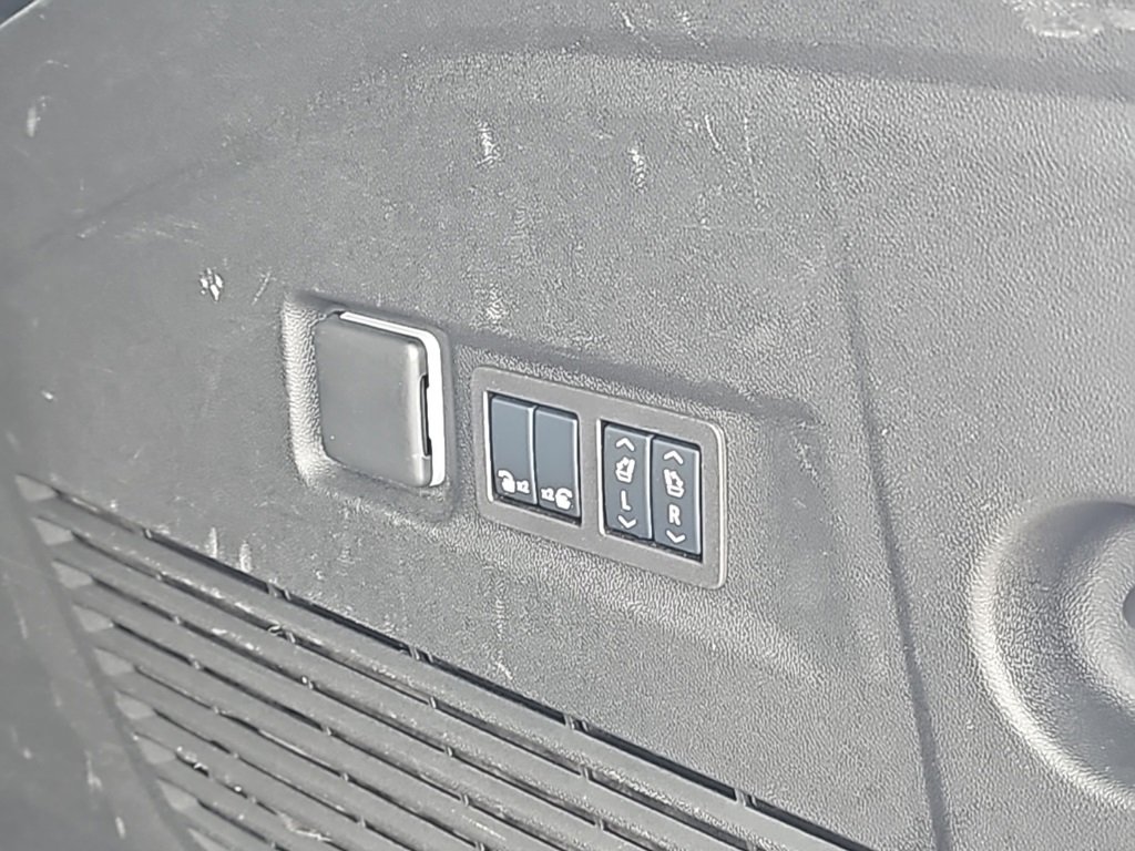 Used 2025 GMC Yukon XL Denali image 8