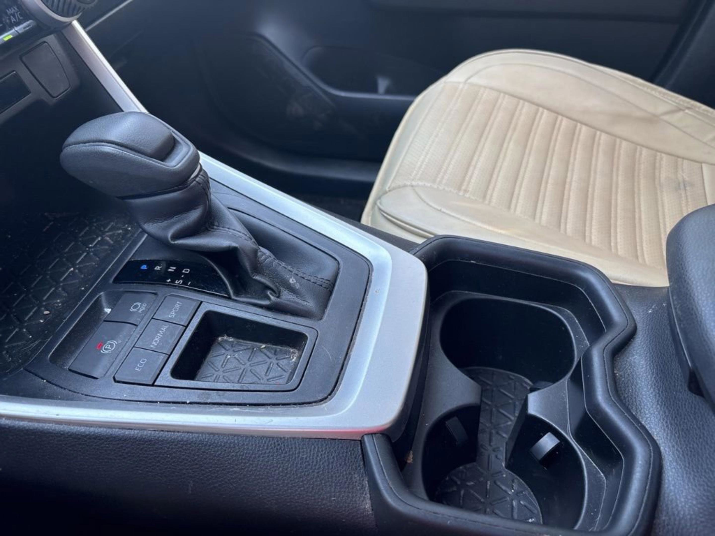 Used 2019 Toyota RAV4 LE FWD image 19