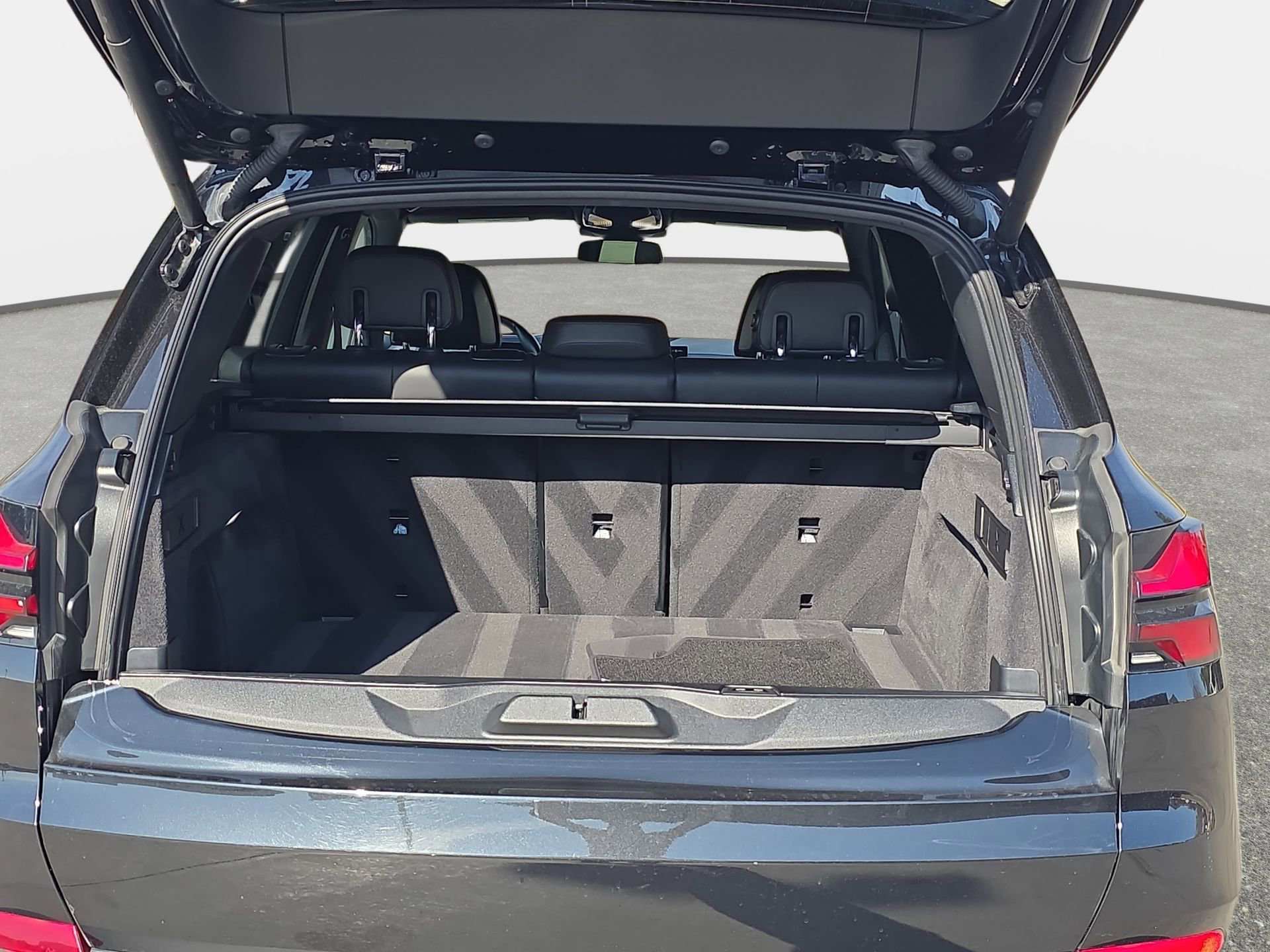 Used 2025 BMW X5 xDrive50e image 12