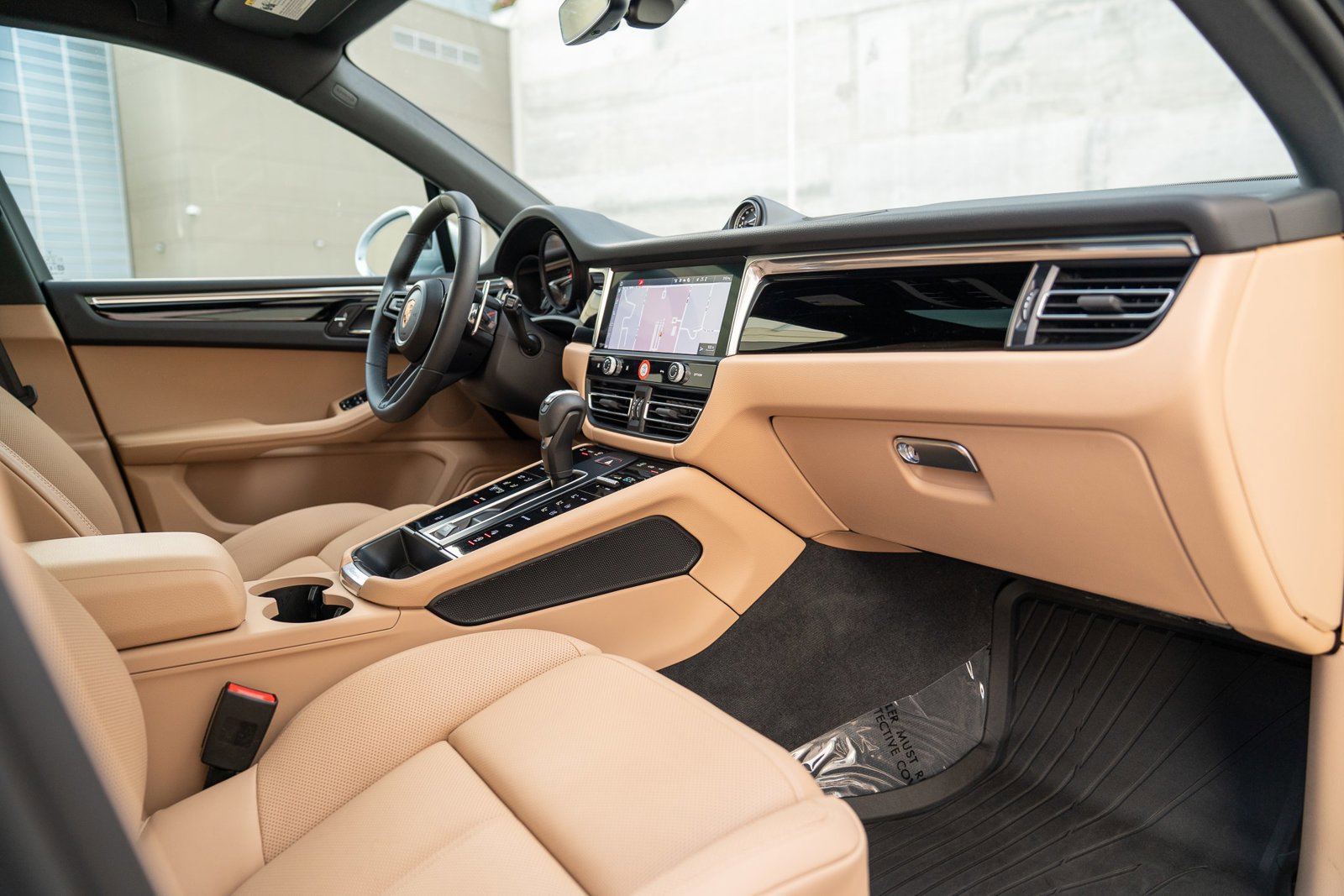 Used 2025 Porsche Macan image 26