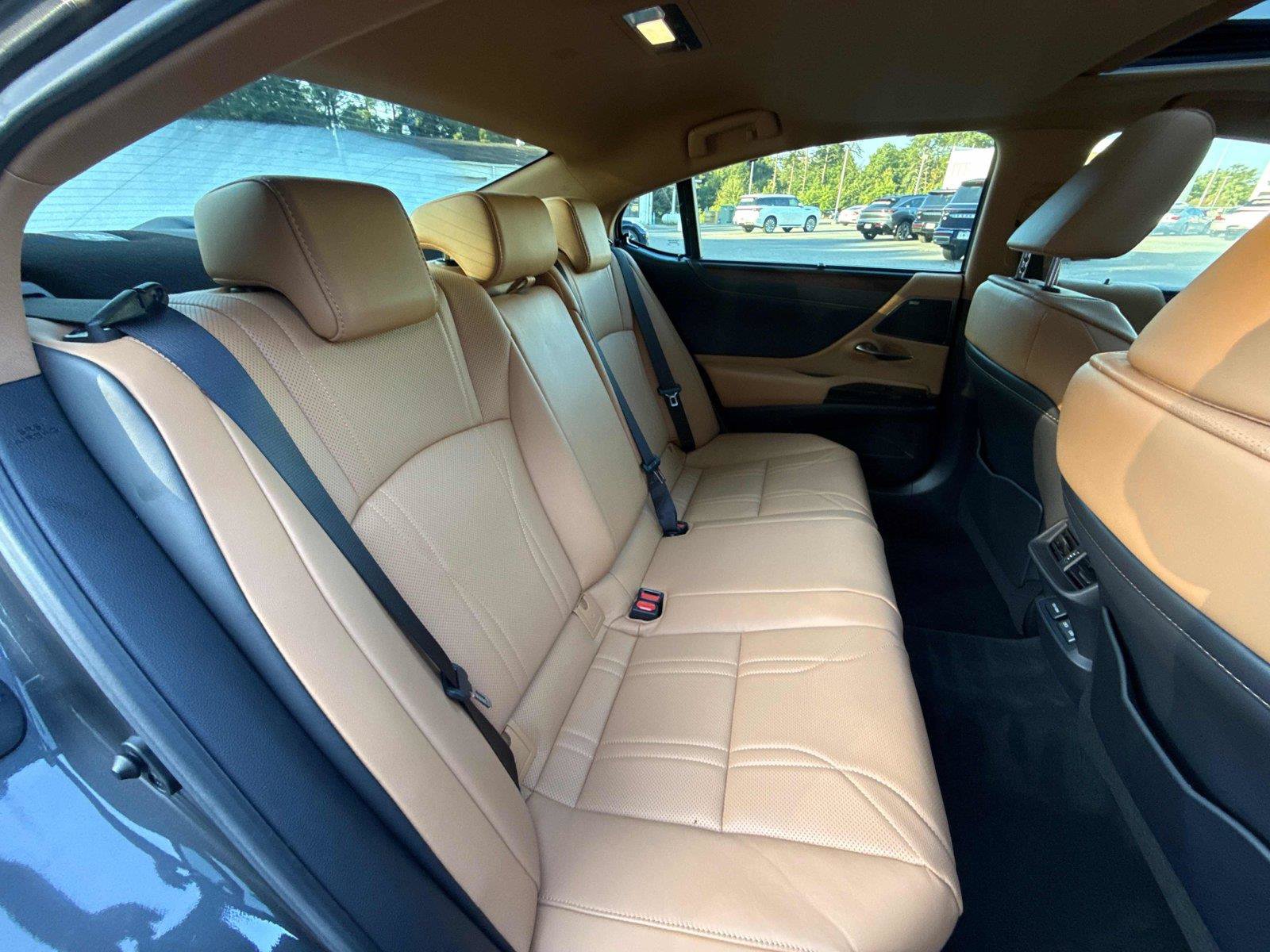 Used 2025 Lexus ES 300h Ultra Luxury w/ Accessory Package (Z2) FWD image 25
