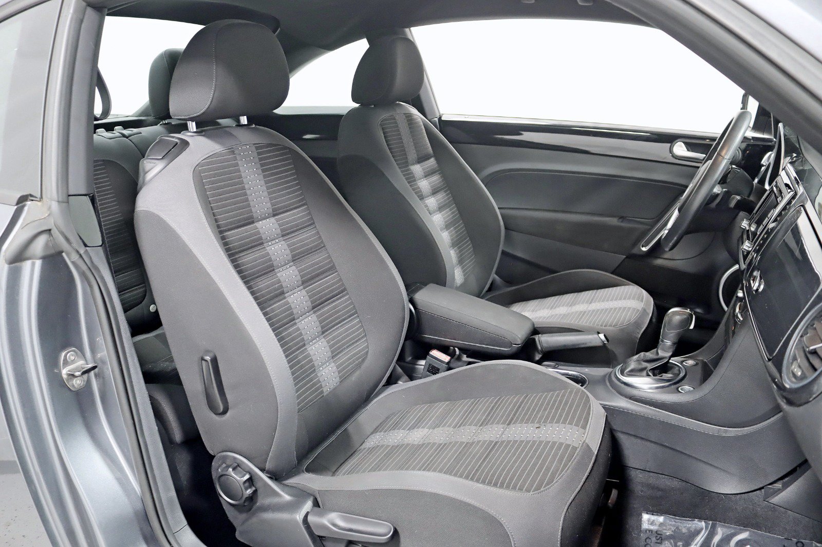 Used 2014 Volkswagen Beetle R-Line FWD image 25