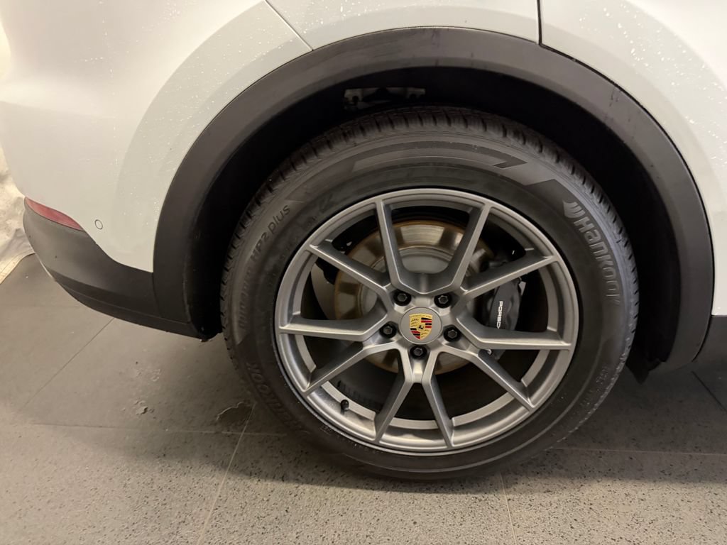 Certified 2024 Porsche Cayenne AWD/4WD image 12