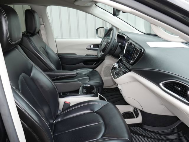 Used 2023 Chrysler Pacifica Touring-L w/ Uconnect Theater Family Group image 28