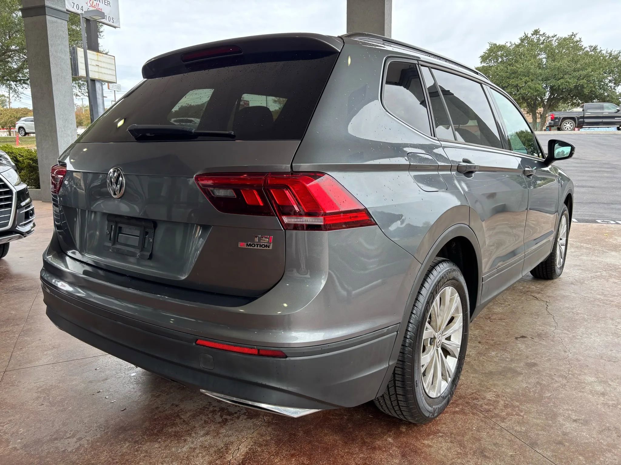 Used 2018 Volkswagen Tiguan S image 6