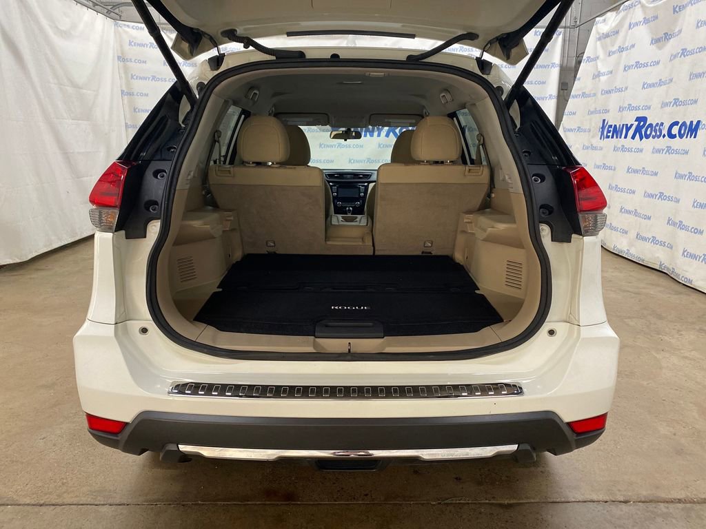 Used 2017 Nissan Rogue SV w/ SV Premium Package image 17