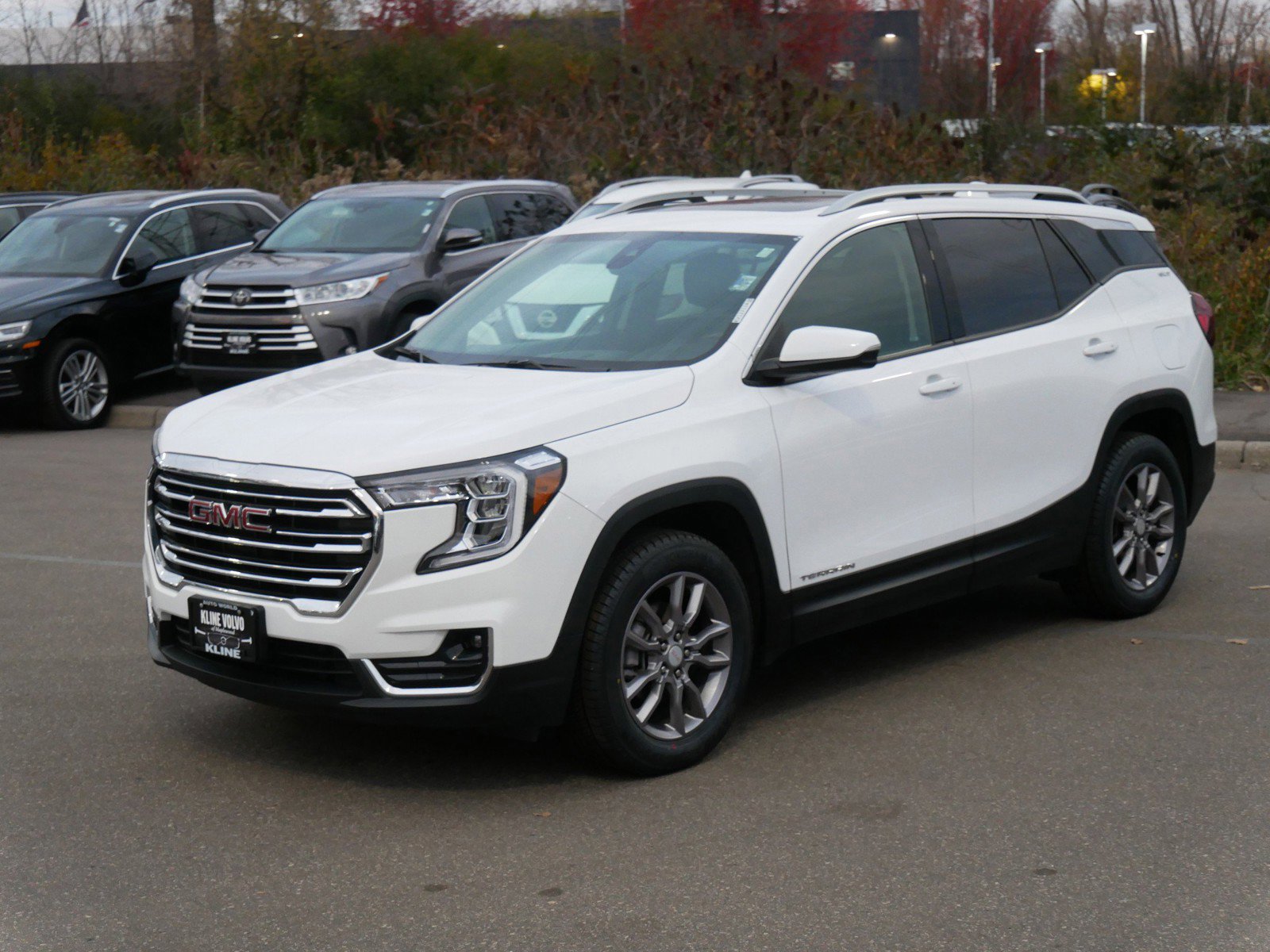 Used 2022 GMC Terrain SLT w/ Infotainment Package II image 3