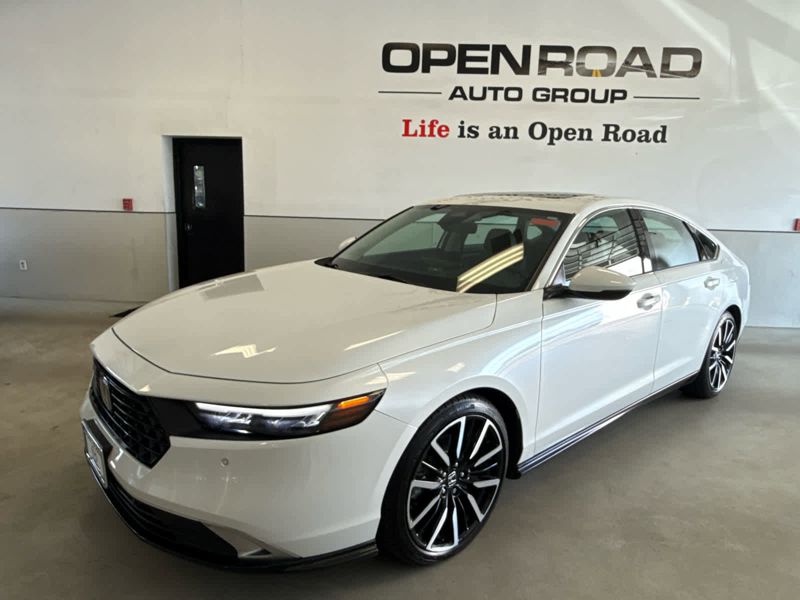 Used 2023 Honda Accord Touring image 2