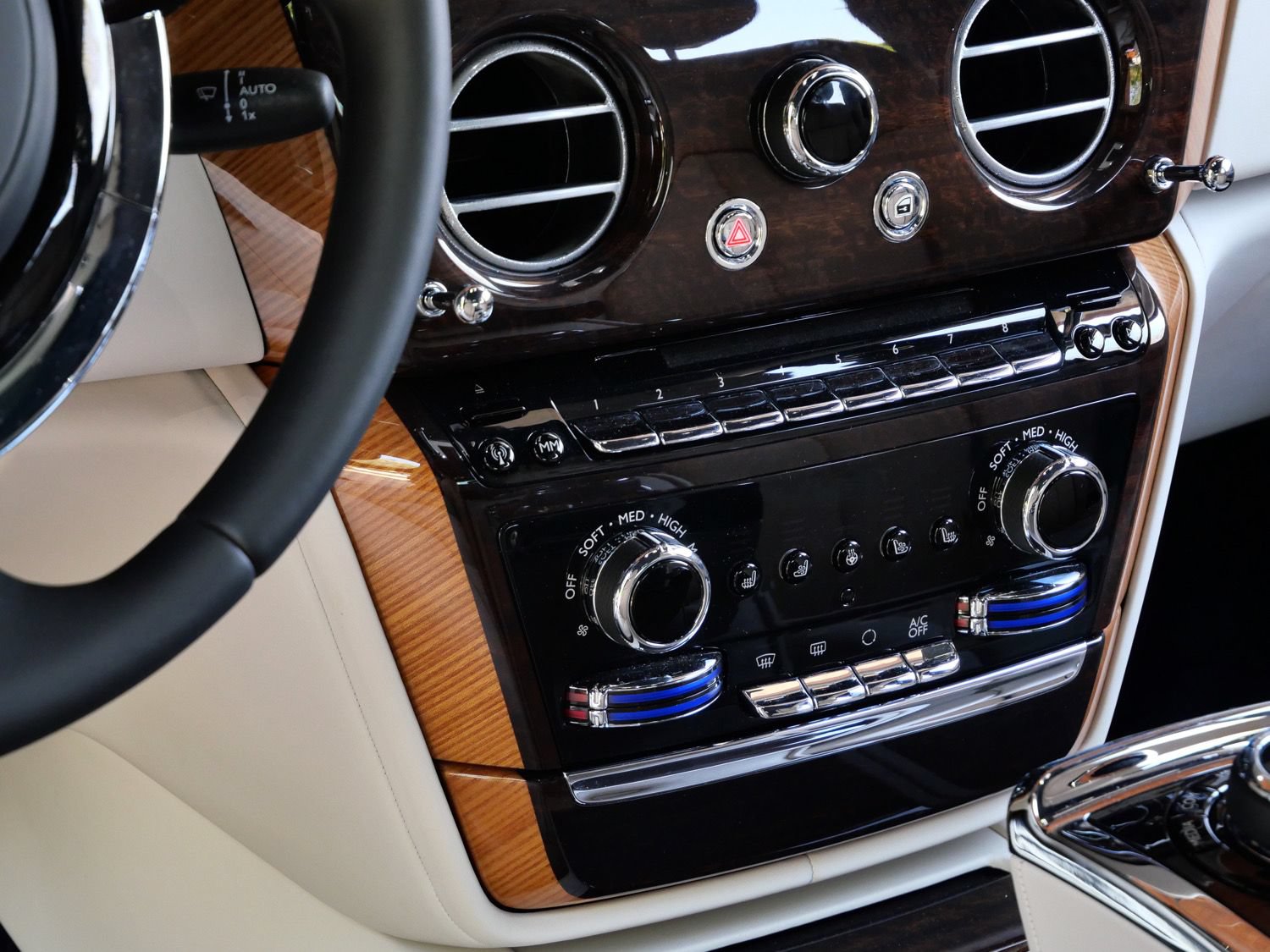 Used 2023 Rolls-Royce Phantom Sedan RWD image 28