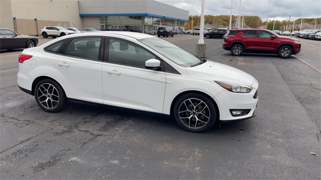 Used 2018 Ford Focus SE w/ SE Appearance Package image 9