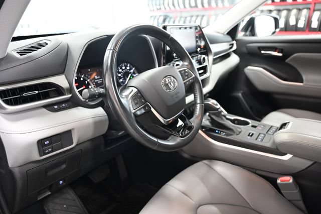 Used 2021 Toyota Highlander XLE AWD/4WD image 24