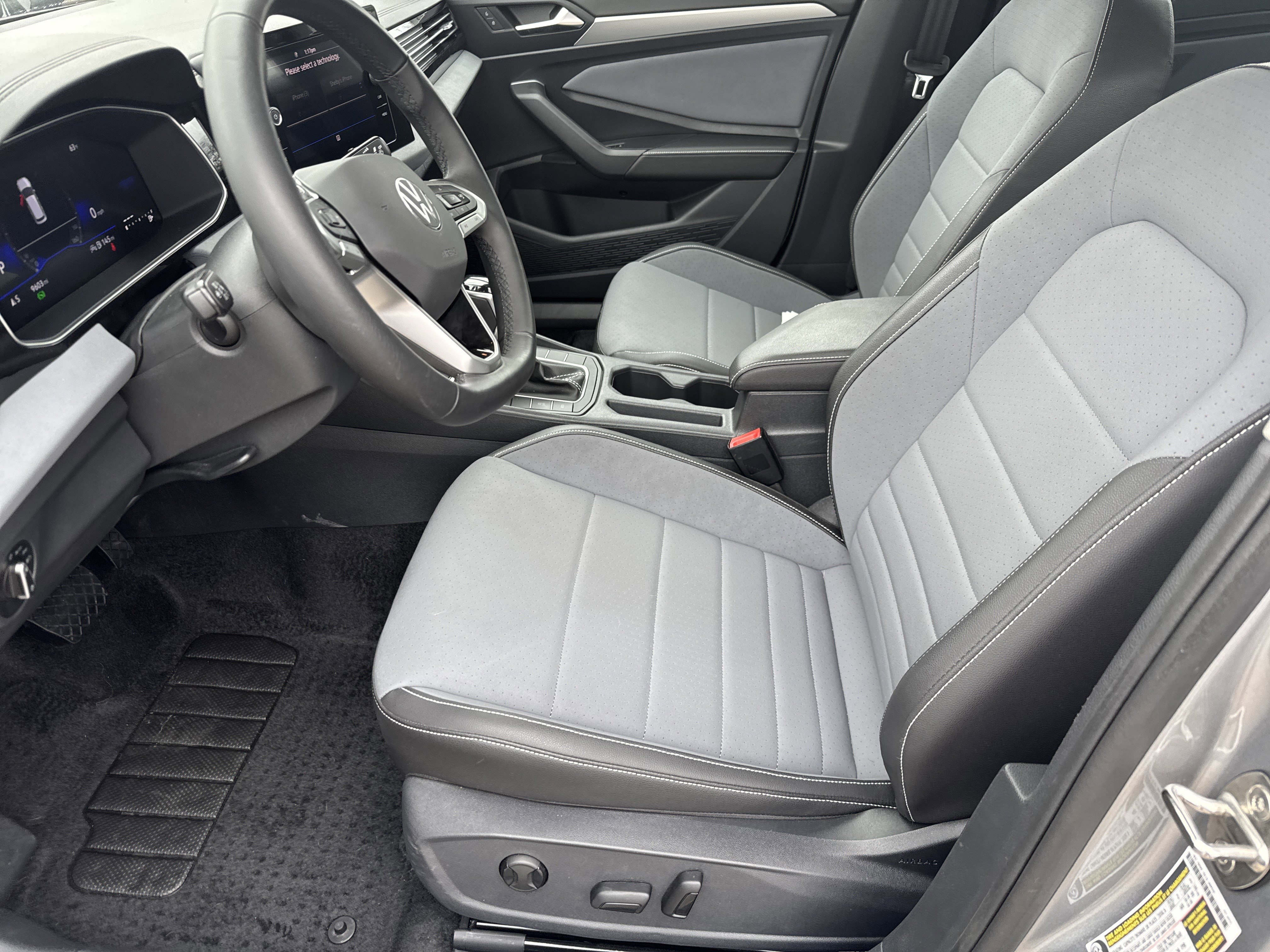 Certified 2025 Volkswagen Jetta SE w/ Sunroof Package image 5