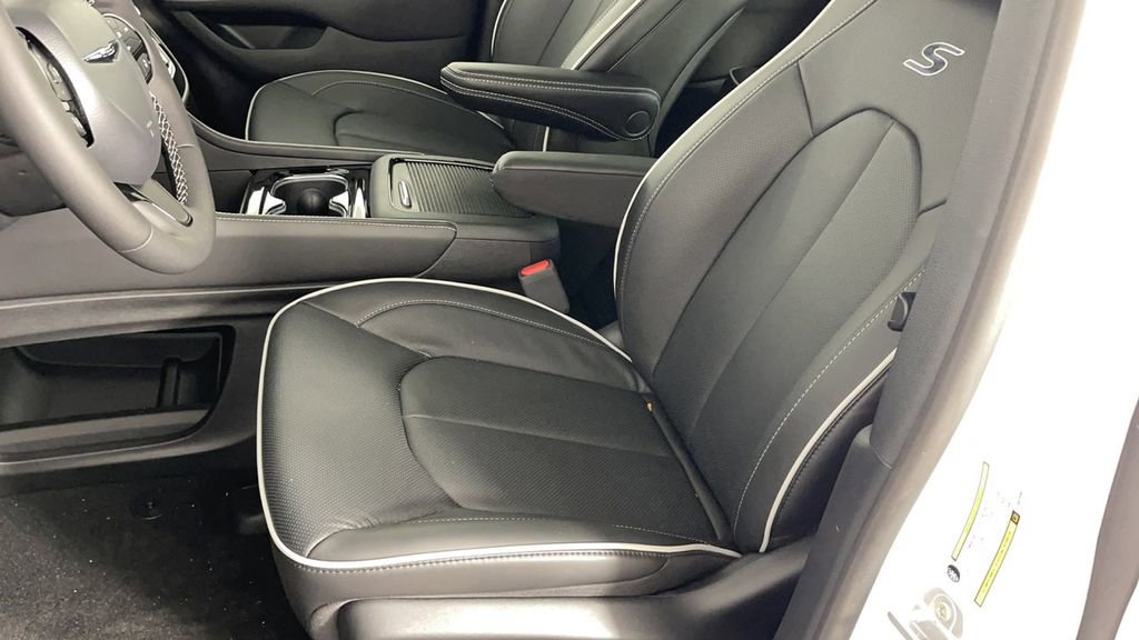 New 2025 Chrysler Pacifica Limited image 12