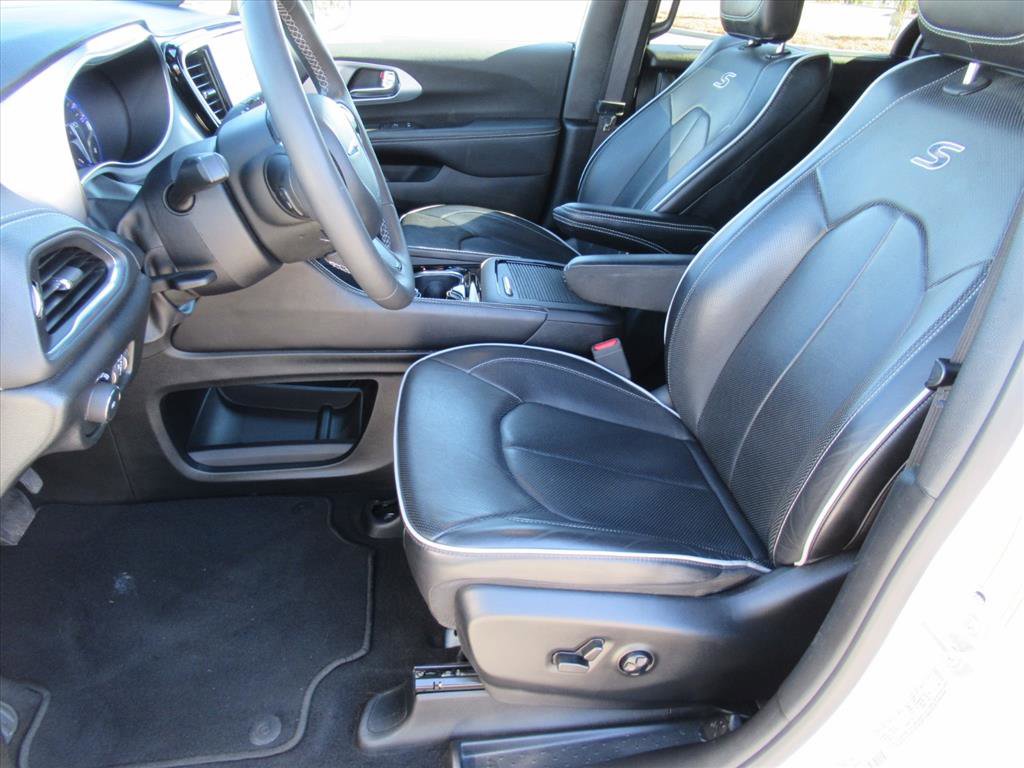 Used 2025 Chrysler Pacifica Limited image 13