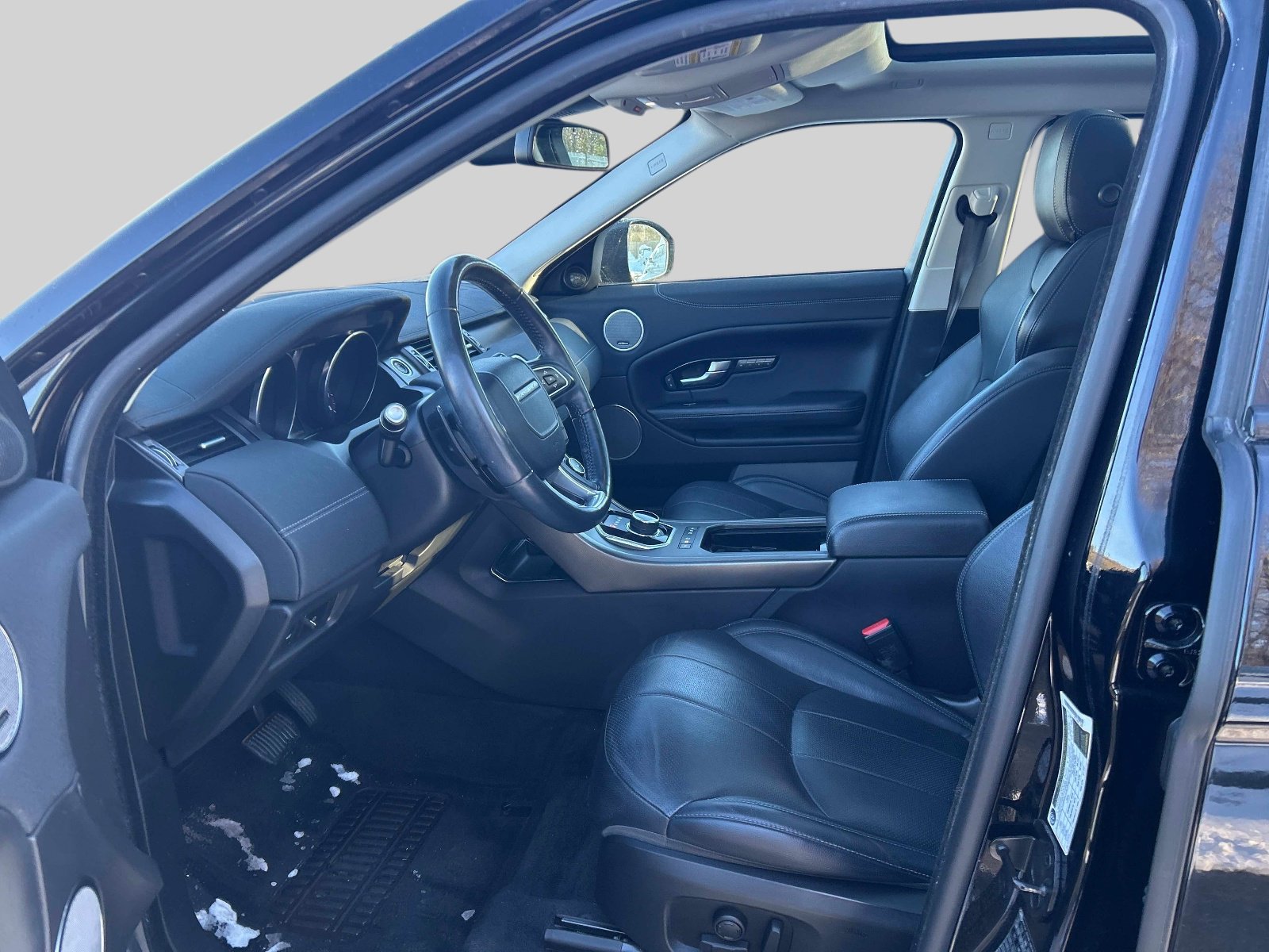 Used 2019 Land Rover Range Rover Evoque SE Premium image 11