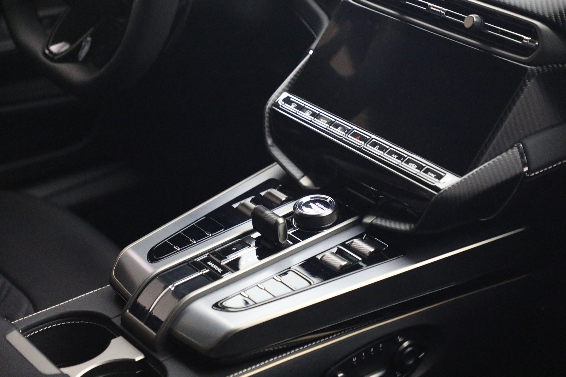 Used 2025 Aston Martin Vanquish RWD image 28