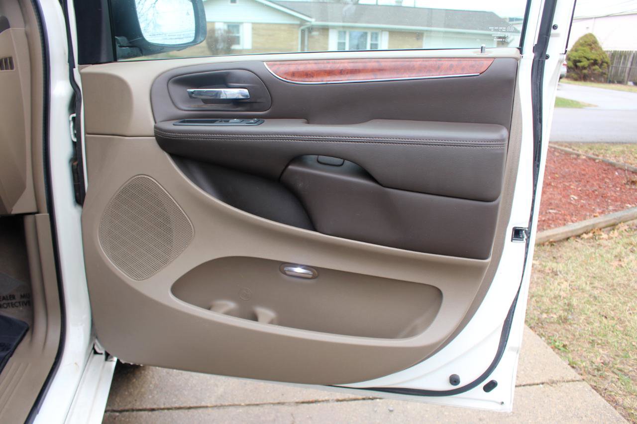 Used 2013 Chrysler Town & Country Limited w/ Trailer Tow Group FWD image 42