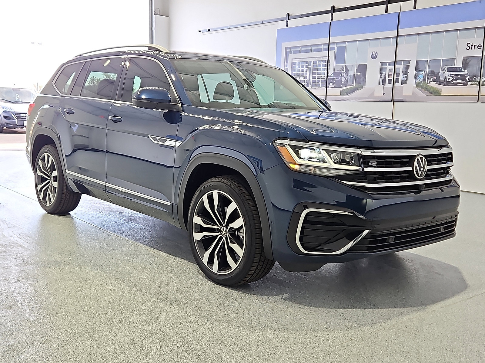 Certified 2022 Volkswagen Atlas SEL Premium image 4