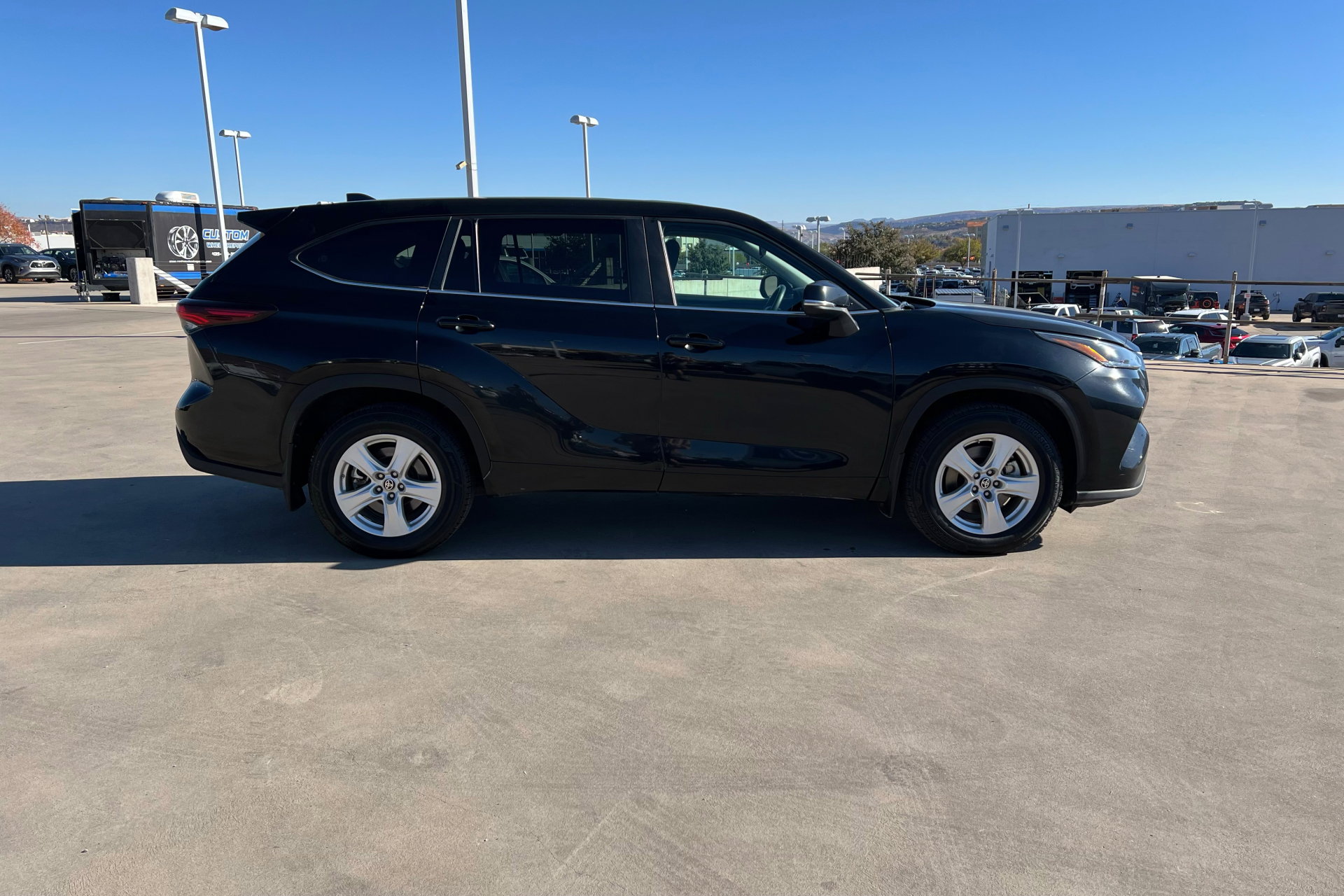 Used 2024 Toyota Highlander LE image 7