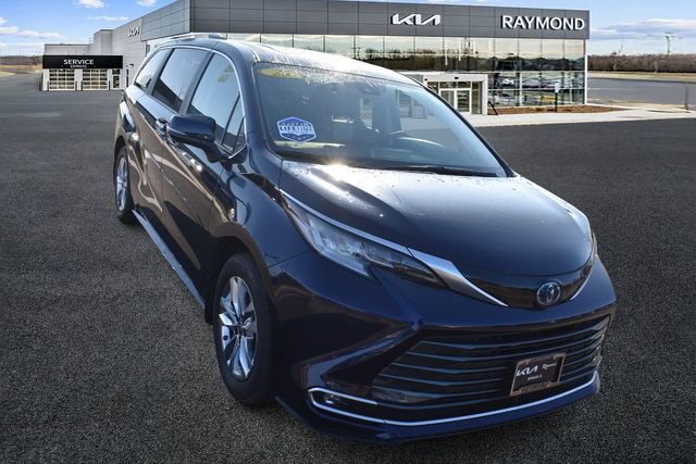 Used 2023 Toyota Sienna Limited image 9