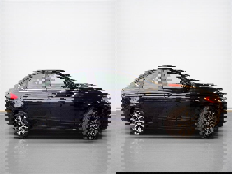 Used 2020 Ford Fusion SE image 2