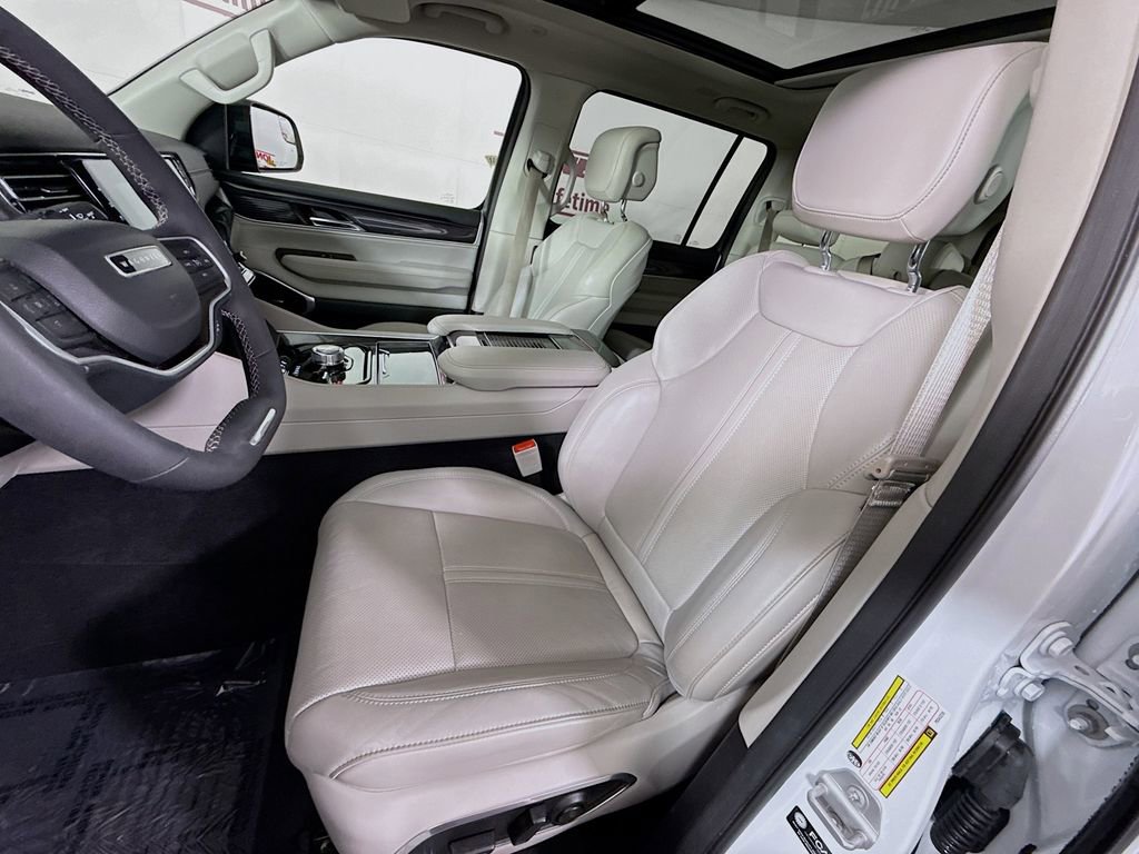 Used 2023 Jeep Wagoneer 4WD w/ Premium Group I image 28