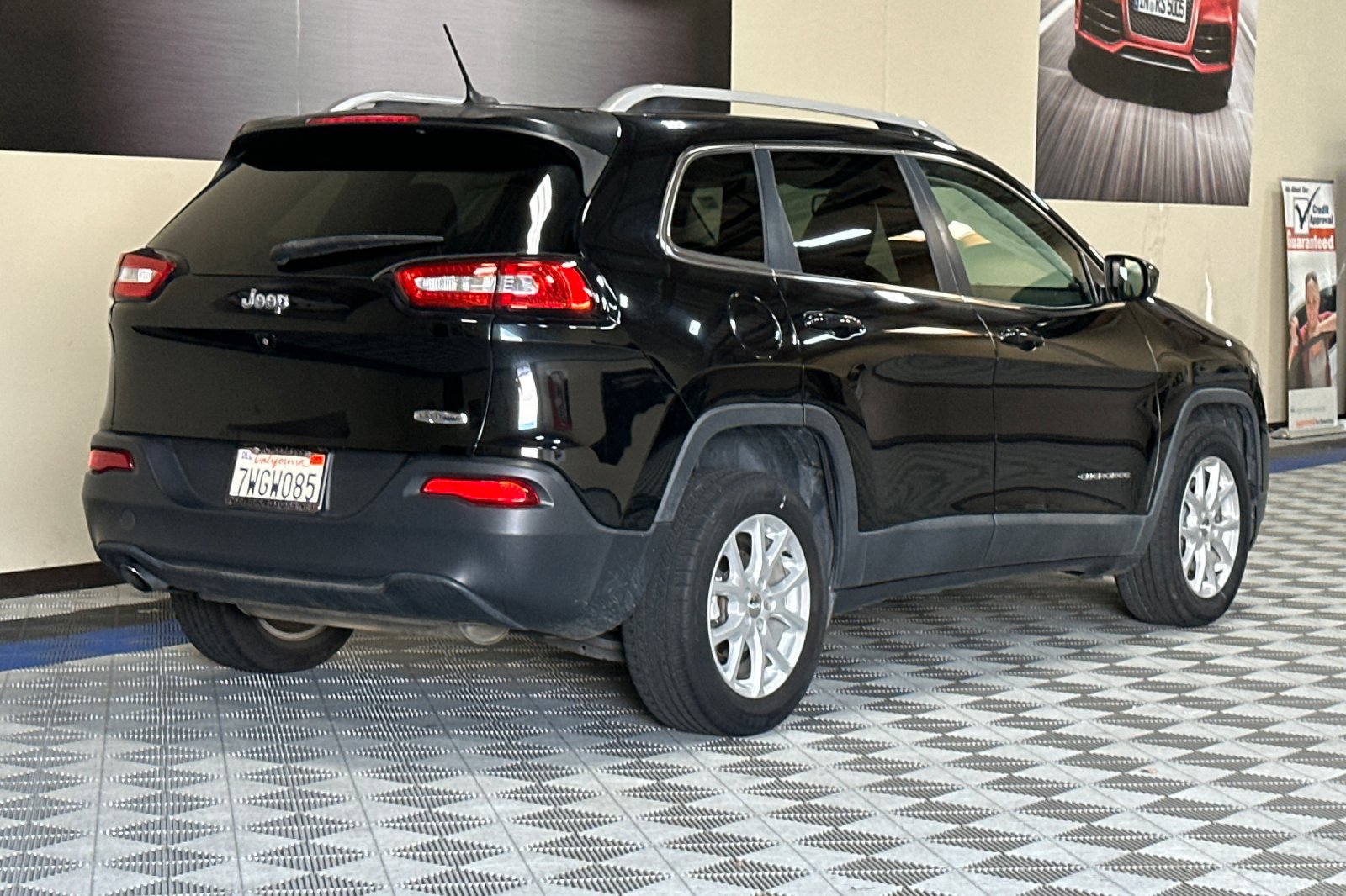 Used 2017 Jeep Cherokee Latitude image 4