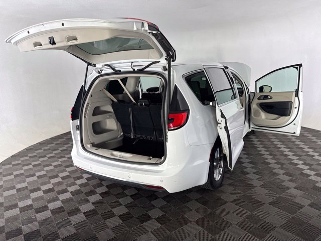 Used 2023 Chrysler Pacifica Touring-L FWD image 17