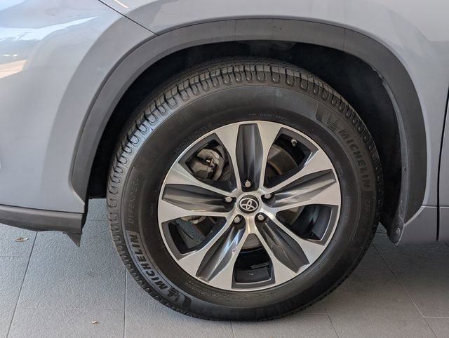 Used 2022 Toyota Highlander XLE FWD image 4