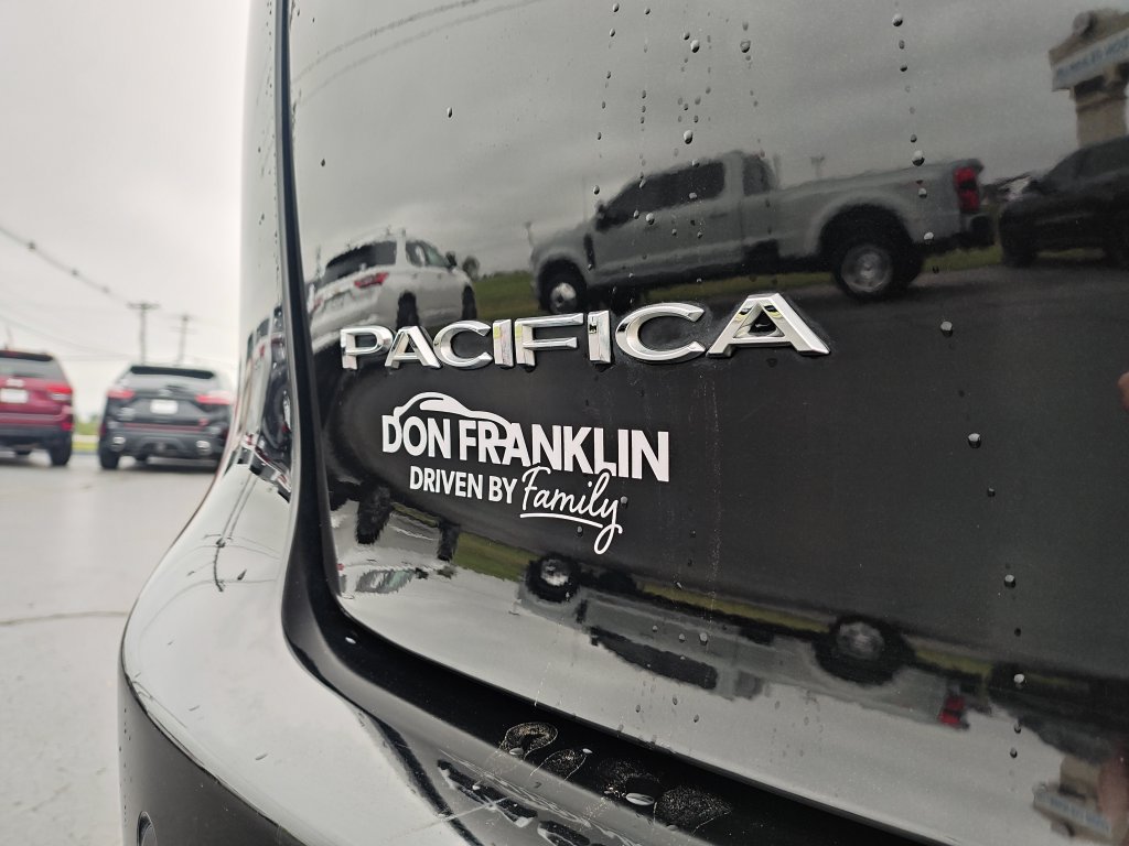 Used 2024 Chrysler Pacifica Touring-L FWD image 27