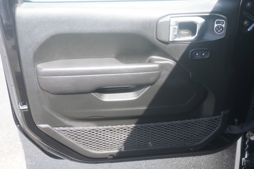 Used 2022 Jeep Gladiator Willys AWD/4WD image 8