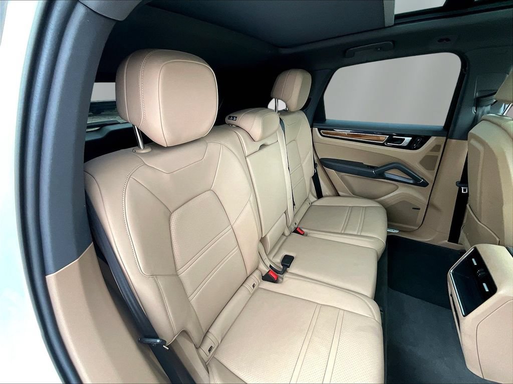 Used 2022 Porsche Cayenne AWD/4WD image 25