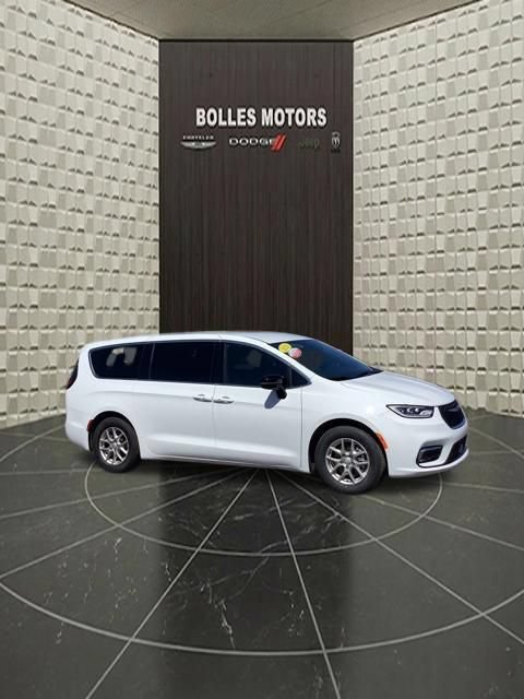 Certified 2025 Chrysler Pacifica Select FWD image 2