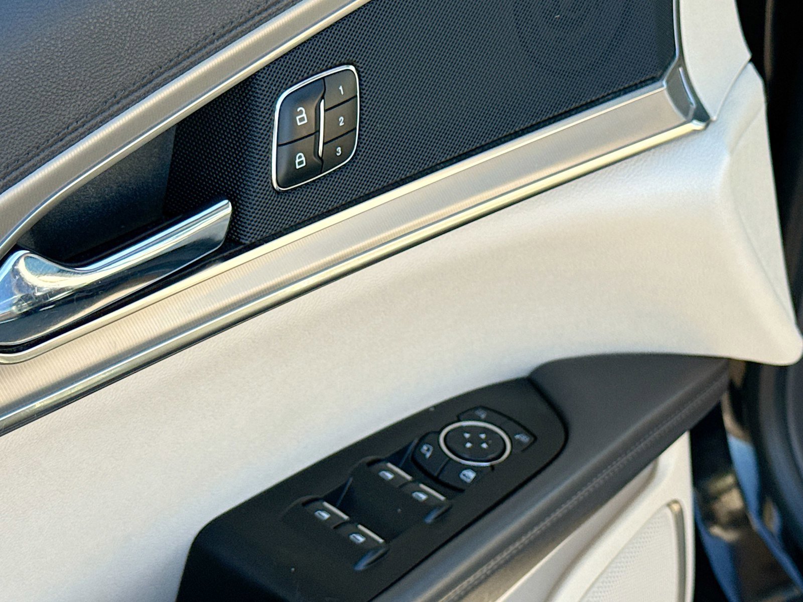 Used 2019 Lincoln Nautilus Select image 8