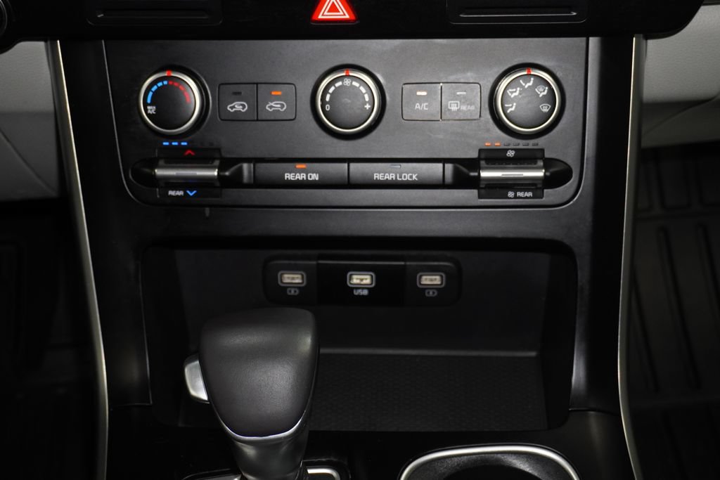 Used 2024 Kia Carnival LX FWD image 20