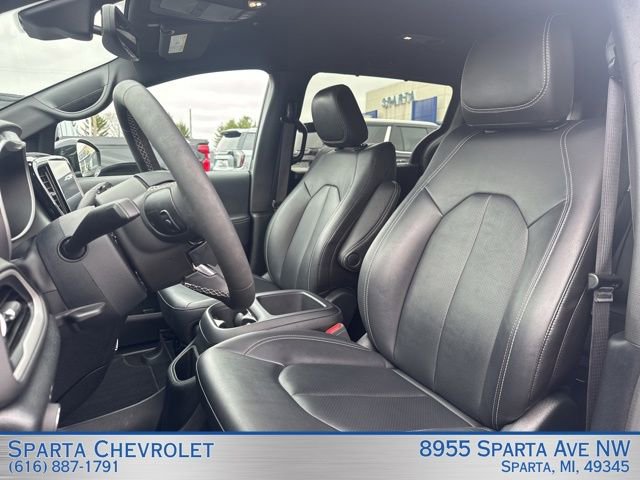 Used 2025 Chrysler Pacifica Select image 10