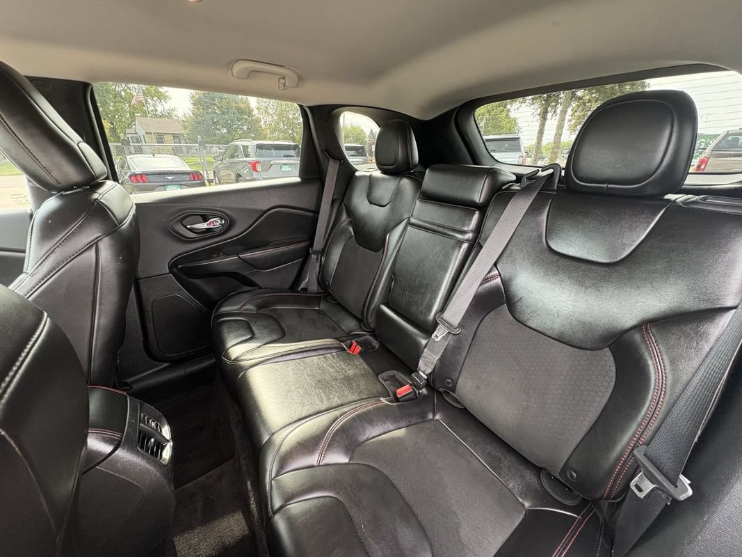 Used 2019 Jeep Cherokee Trailhawk AWD/4WD image 28