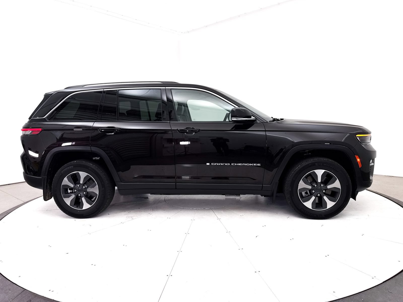 Used 2022 Jeep Grand Cherokee Limited 4xe w/ MOPAR Finishing Package AWD/4WD image 41