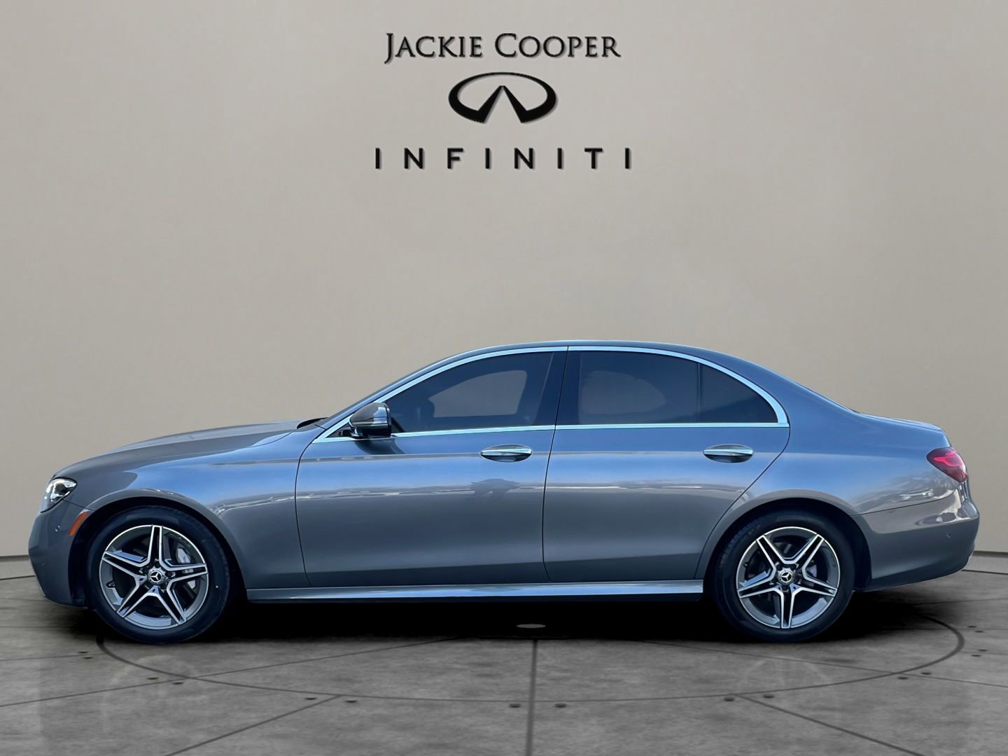 Used 2023 Mercedes-Benz E 350 4MATIC Sedan image 2